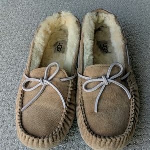 UGG Dakota moccasin slippers - size 8